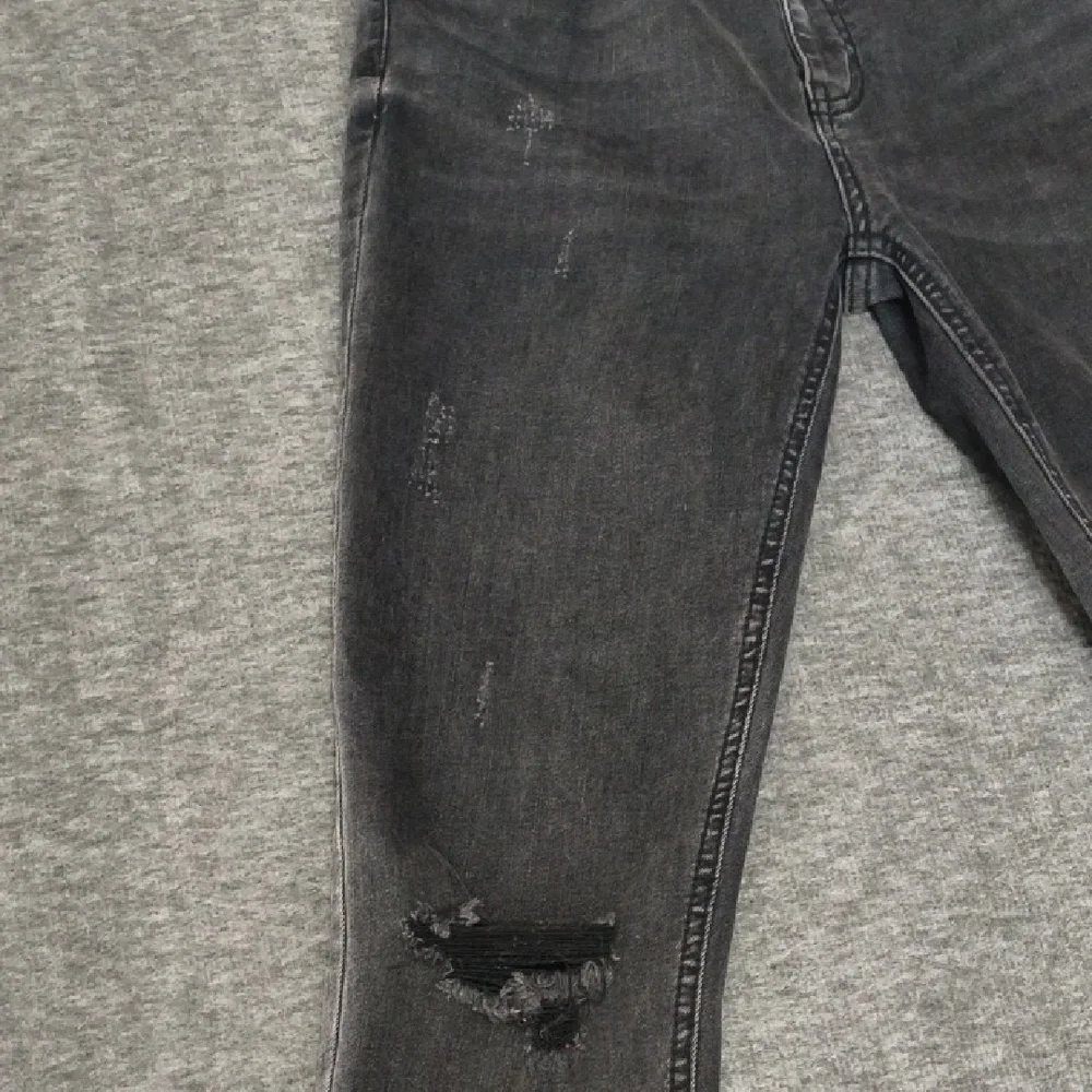 Free People Women's Black Distressed Unfinished Hem Ankle Jeans Size 28